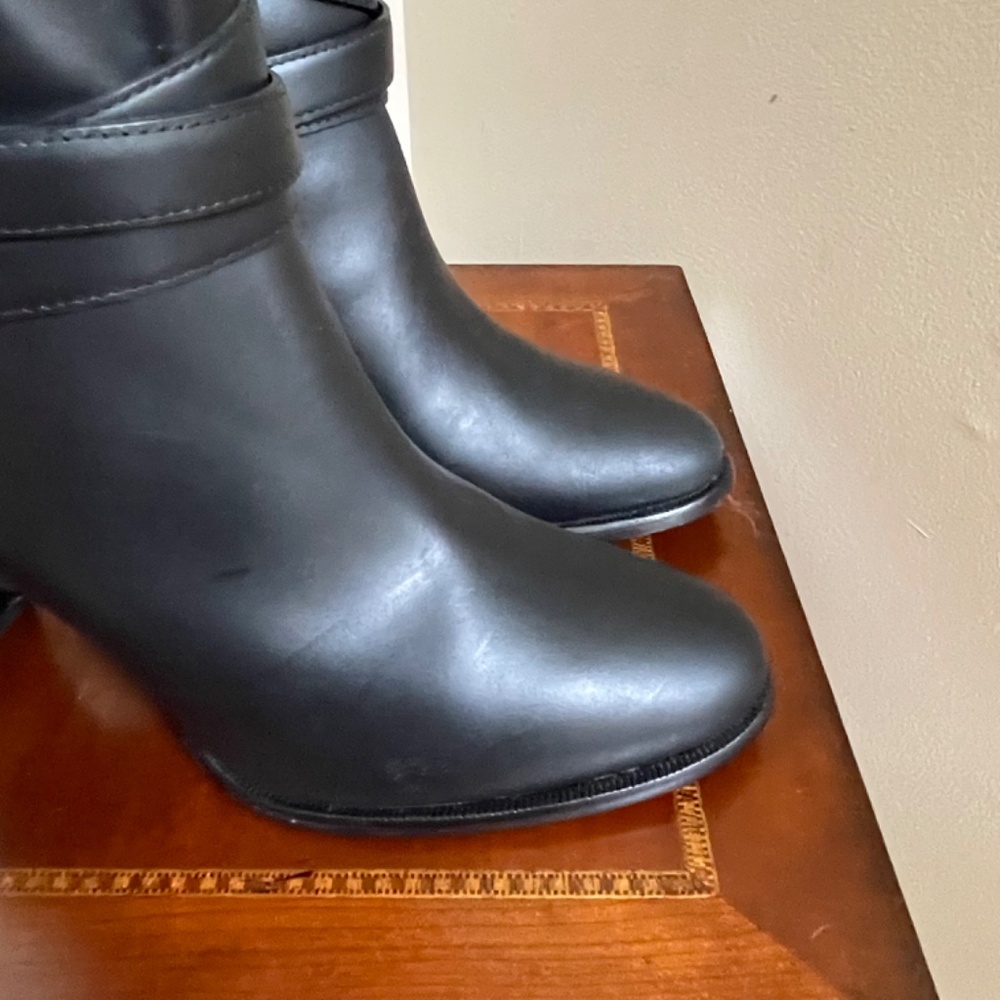Luxury Designer Burberry Tall Black Zip -up Leather Boots - Picture 11 of 16